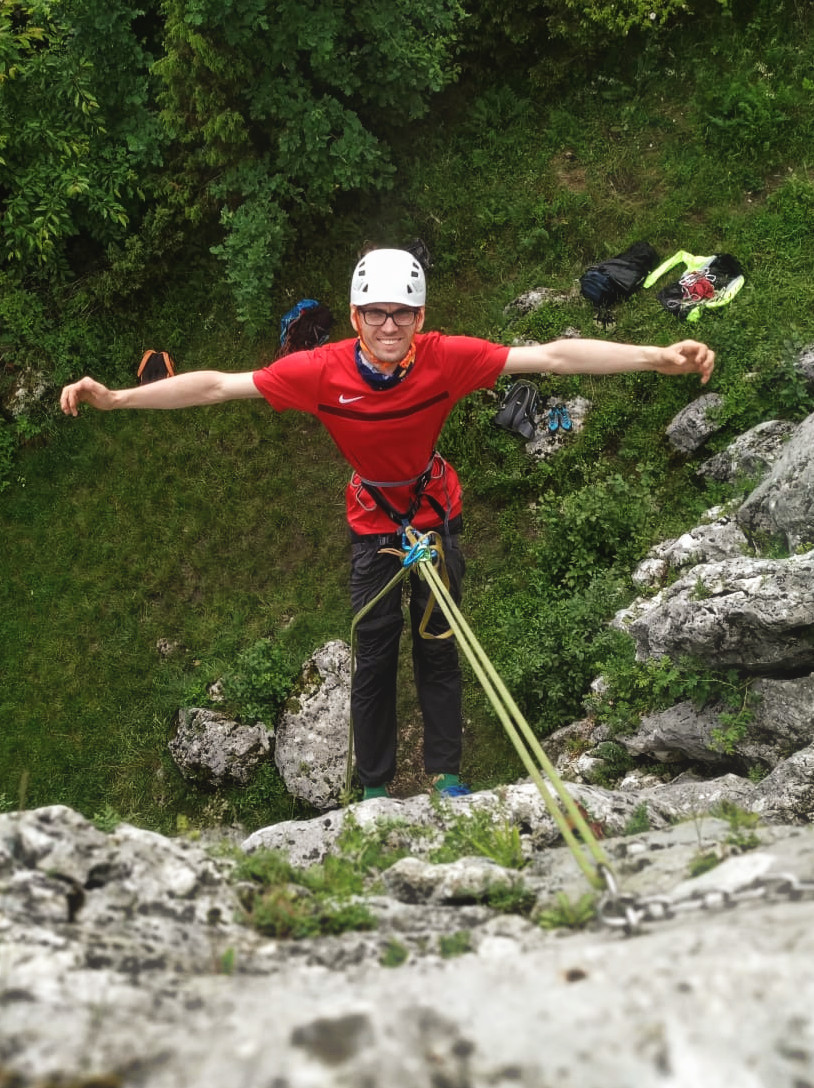 Asekuracja podczas wspinaczki – kurs skałkowy krok po kroku
